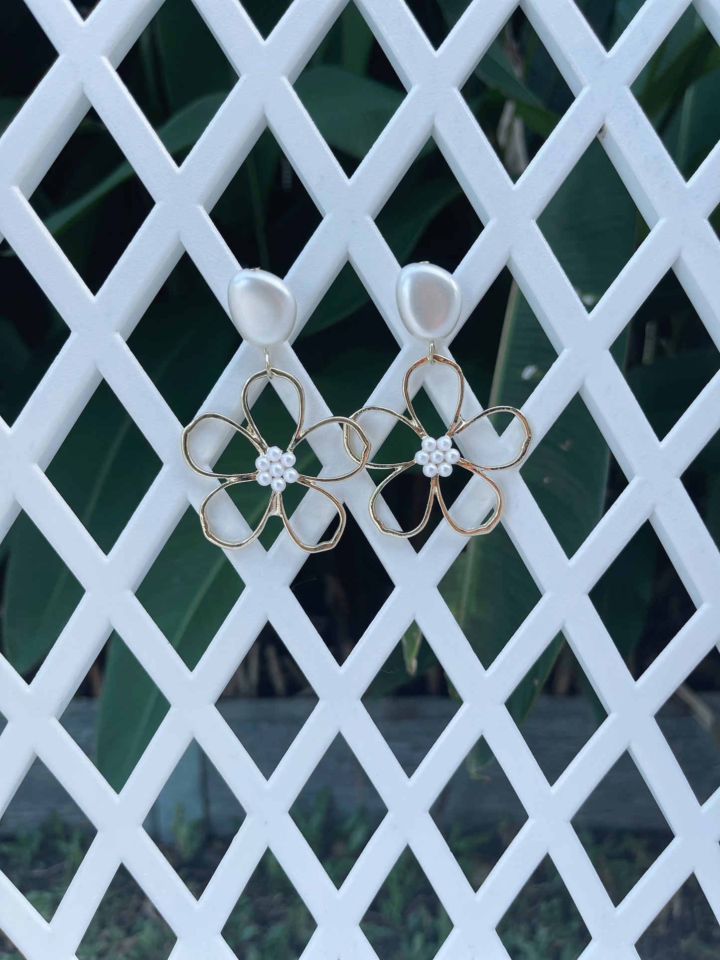 White & Gold Pearl Flower Earring